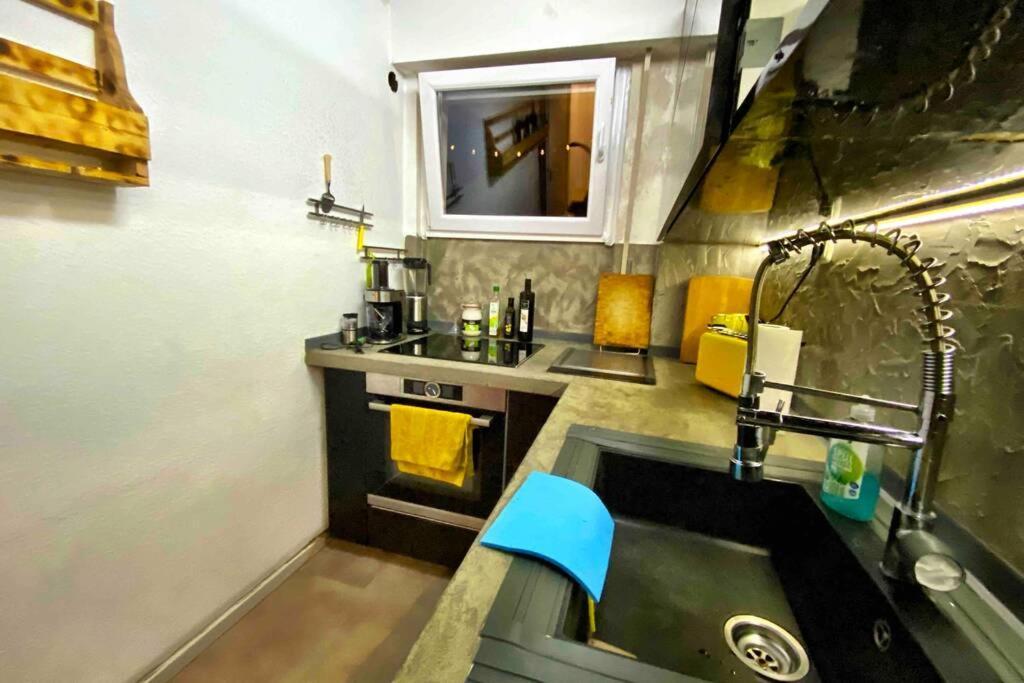 2 Zimmer Apartment Mit Blick Auf Den Koelner Dom Keulen