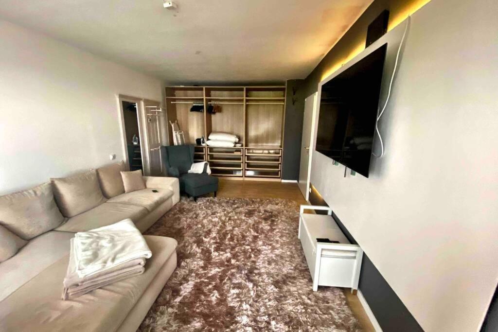 2 Zimmer Apartment Mit Blick Auf Den Koelner Dom * Keulen